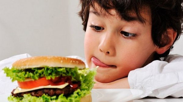 Как отучить своего ребенка есть вредную еду?