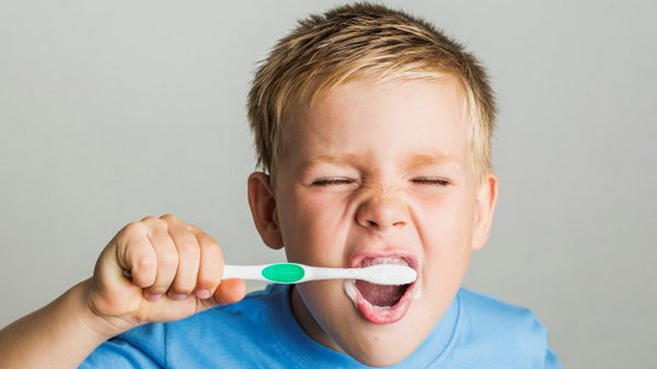 Как научить детей правильно чистить зубы
