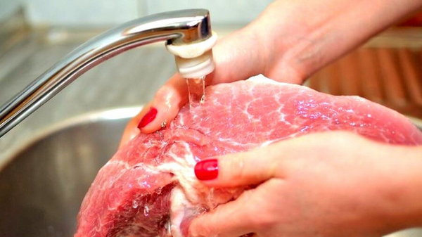 Вот почему мыть мясо перед готовкой не нужно
