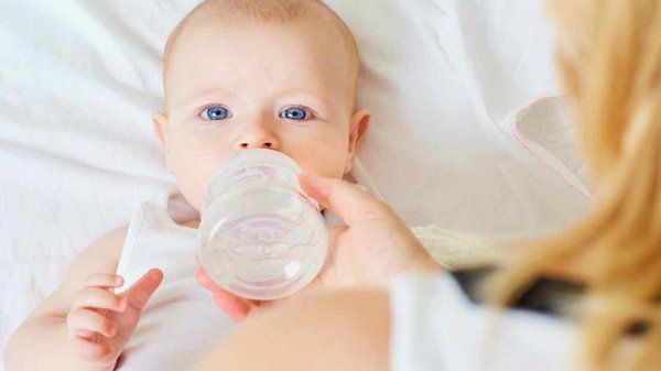 Нужно ли поить грудного ребенка водой