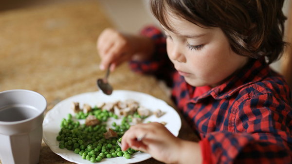 Как научить ребенка правильно питаться