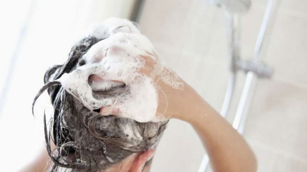 Как правильно мыть голову: полезные советы