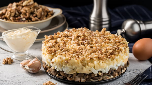 Салат куриный с маринованными шампиньонами и грецкими орехами