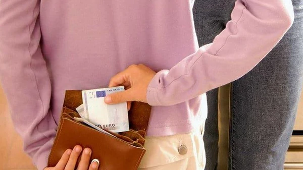Ребенок ворует деньги у родителей: что делать