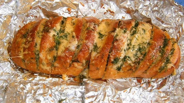 Батон запеченный с сыром и чесноком в духовке