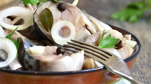 Скумбрия по вкусу как красная рыба: секрет в особом маринаде!