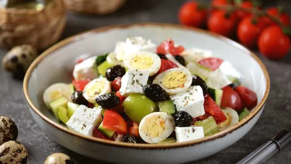 Салат с перепелиными яйцами и брынзой рецепт
