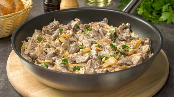 Очень вкусные куриные сердечки: тушим в нежном сметанном соусе