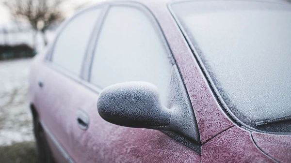 Эти хитрости помогут разморозить лобовое стекло автомобиля за считанны...