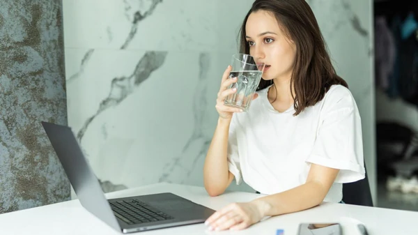 Это только вредит организму: какие ошибки совершают люди во время пить...