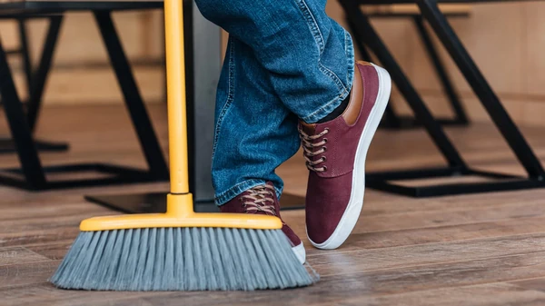 Почему нельзя подметать в доме после захода солнца: опасные приметы