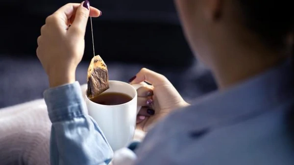 Никогда так не делайте: что будет, если выжимать чайный пакетик