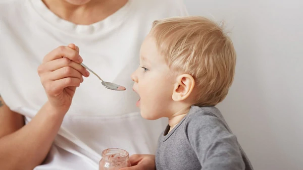 Когда можно добавлять соль ребенку в пищу и в каком количестве: подроб...