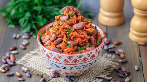 Простой постный рецепт: как приготовить тушеную капусту с фасолью