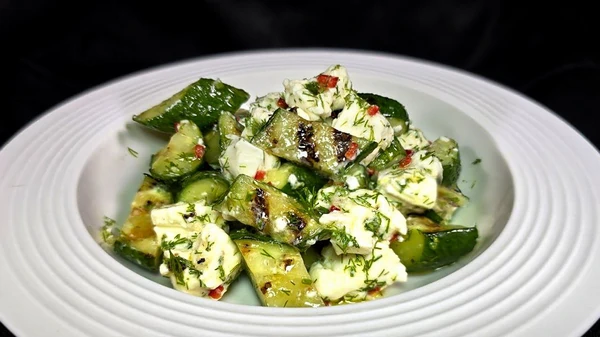 Салат с жареными огурцами: рецепт универсального блюда