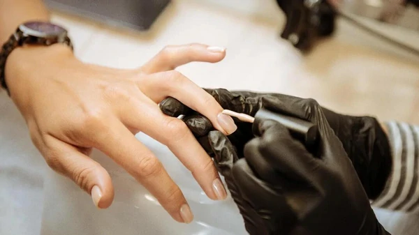 Уходите, если она делает так: 5 признаков плохого мастера маникюра