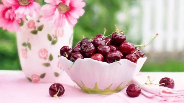 Можно ли есть черешню с червями и как от них избавиться: три надежных ...