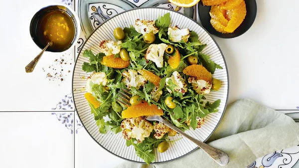 Сытный и вкусный. Рецепт оригинального салата из цветной капусты