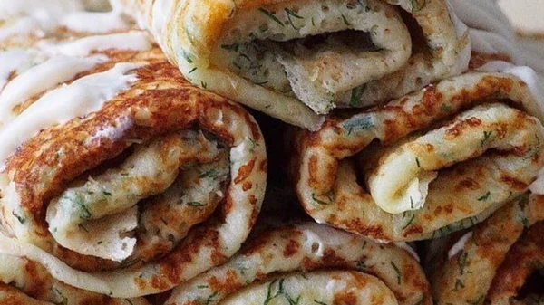 Сытный завтрак или легкий обед: рецепт сырных блинчиков с зеленью