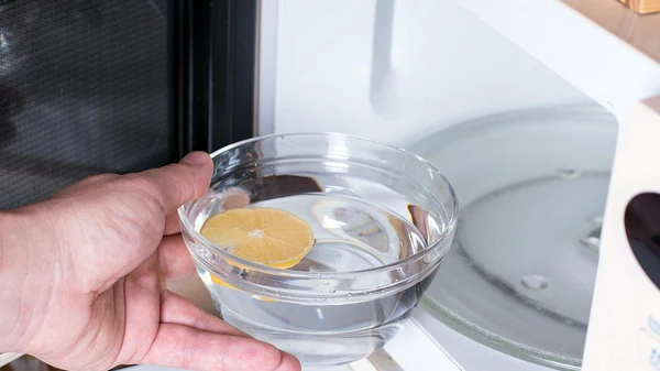 Как быстро очистить микроволновку?