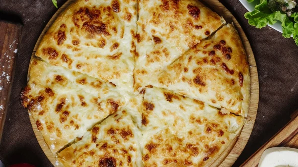 Мини-хачапури с сыром: невероятная вкуснотища на завтрак за полчаса