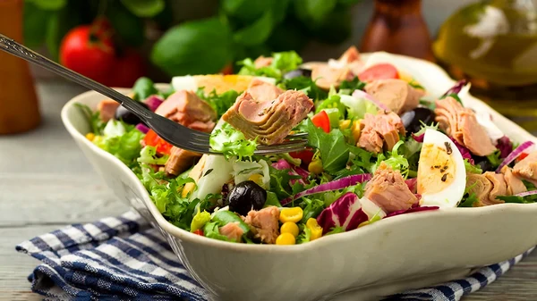 Много белка и мало калорий: рецепт диетического салата для тех, хто худеет