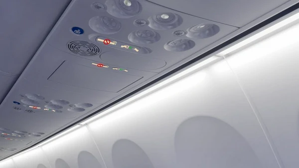 Зачем в самолете гасят свет при взлете и посадке?