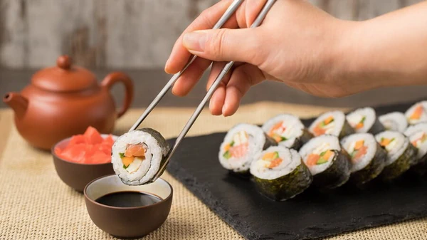 Как правильно есть суши