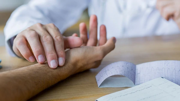 Чувствуете онемение рук в течение дня? Невролог рассказала, почему это...