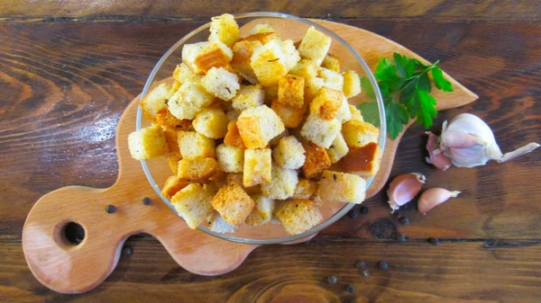 Лучшая закуска: как приготовить домашние сухарики