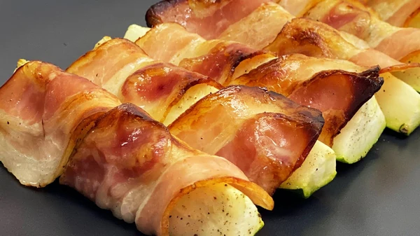 Закуска из кабачков: кабачки в беконе