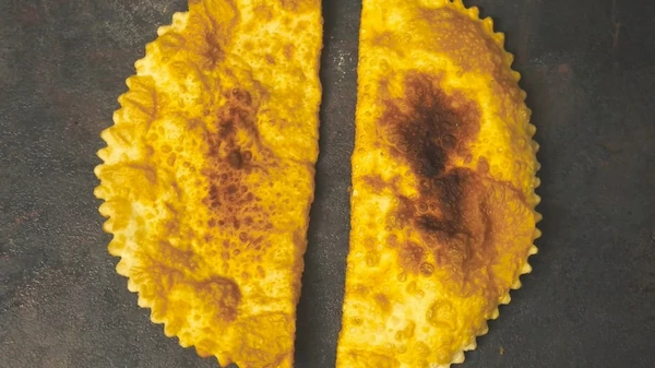 Чебуреки дома «как на море»: важные правила приготовления шедевра