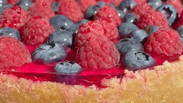 Как приготовить ягодный чизкейк без выпечки: доступный рецепт сезонног...