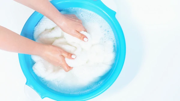 Как постирать одежду вручную: 8 простых шагов