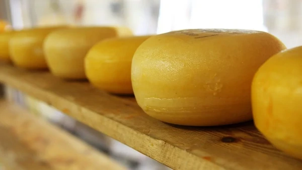 Вот для чего в сыр вставляют странные цифры: вы будете удивлены