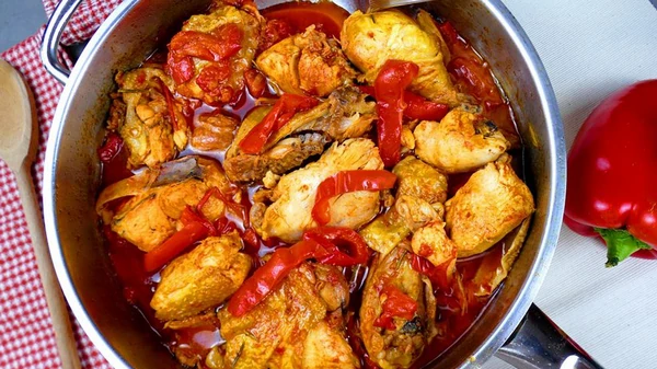 Отличное блюдо на ужин: как приготовить куриное рагу с помидорами