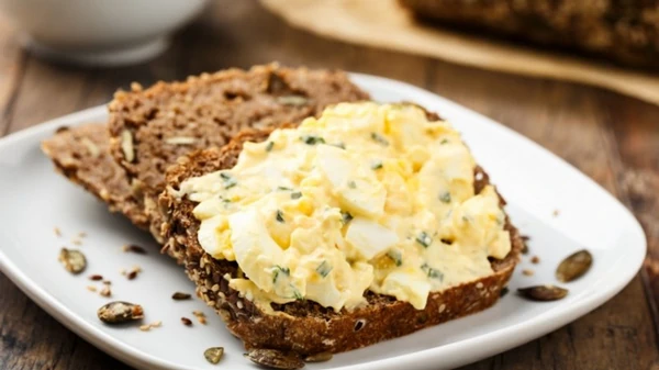 Вкусно со свежим хлебом: рецепт салата из яиц