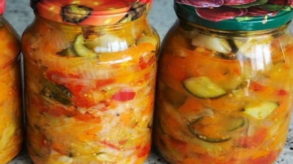 Салат «Охотничий»: рецепт вкусной овощной заготовки на зиму