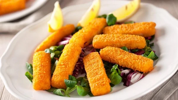 Хрустящие рыбные палочки: как сделать нежную рыбу в золотистой паниров...