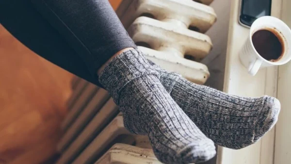 Носки не помогают. Почему у вас мерзнут ноги и как их можно быстро сог...