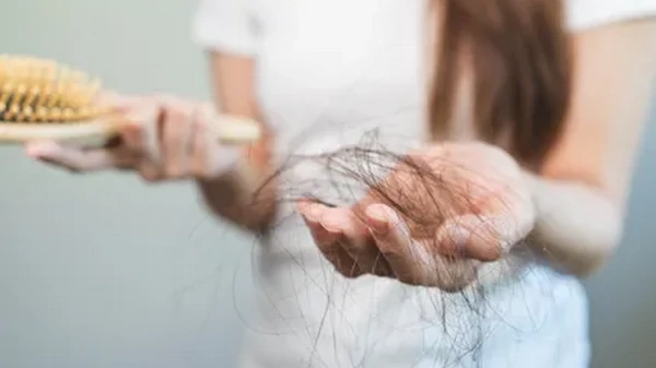 Осеннее выпадение волос: как бороться и надо ли