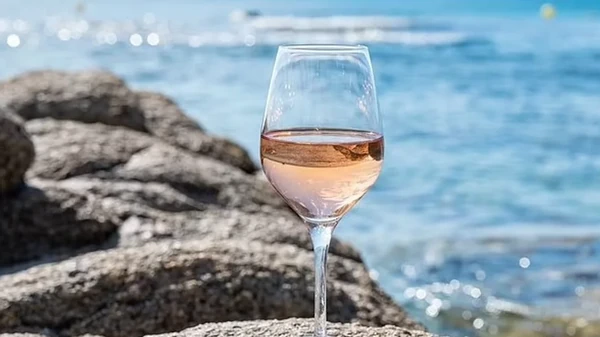 Вино с ароматом пепла, горькое пиво и недоступный виски: как изменятся алкогольные напитки в будущем