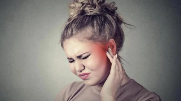 7 причин, почему горят уши: настоящий смысл приметы