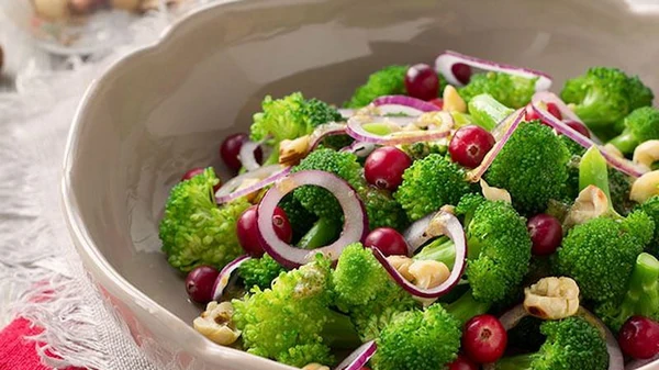 Салат с клюквой, беконом и брокколи: рецепт полезного и яркого блюда