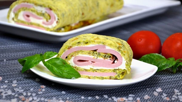 Кабачковый рулет со сливочным сыром и колбасой