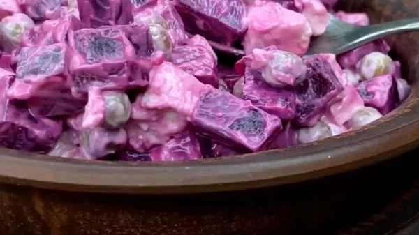 Салат из свеклы: рецепт очень полезного блюда в преддверии зимы