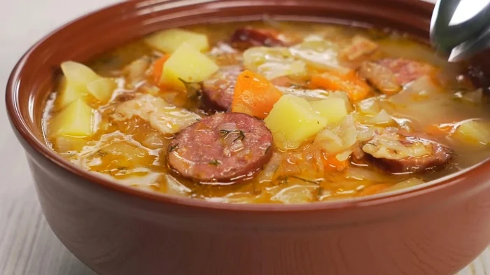 Суп с колбасой за 30 минут, который на вкус как будто варили часа...