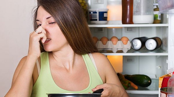 Как избавиться от запаха из холодильника