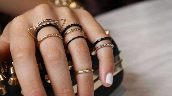 Модный тренд: Кольца на ногти и фаланги пальцев Фото