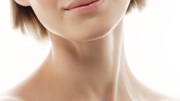 Как ухаживать за кожей на шее? Советы косметолога